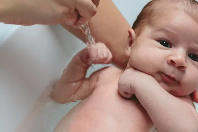 El Primer Baño de tu Bebé: Una Ceremonia de Amor en 10 Pasos Seguros